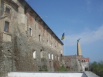 Pohľad na hradné múry a obelisk, na ktorom je umiestnený orol